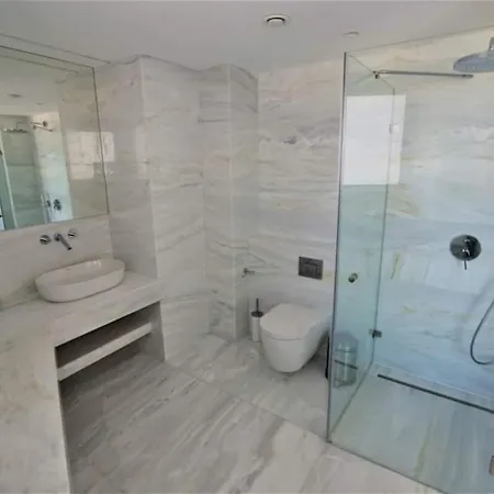 Luxury Sea Front Three Bedroom Apartment דירה