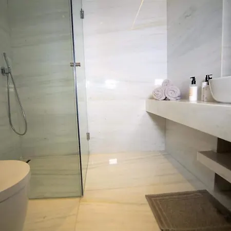 Luxury Sea Front Three Bedroom Apartment * לימסול