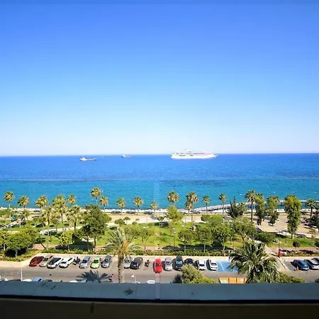 Luxury Sea Front Three Bedroom Apartment דירה
