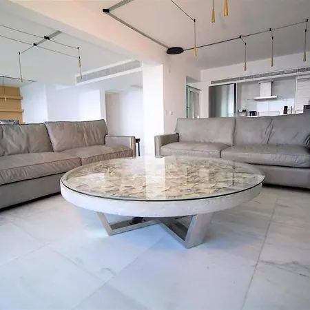 Luxury Sea Front Three Bedroom Apartment * לימסול