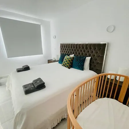 דירה Luxury Sea Front Three Bedroom Apartment לימסול