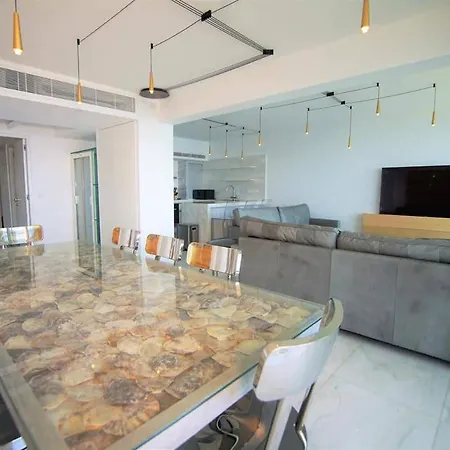 Luxury Sea Front Three Bedroom Apartment דירה *