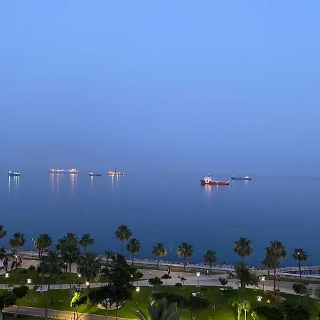 Luxury Sea Front Three Bedroom Apartment Apartament *
